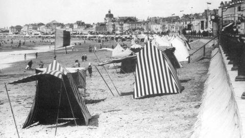 Photo ancienne de la plage des Sables d'Olonne - Source : Archives municipales